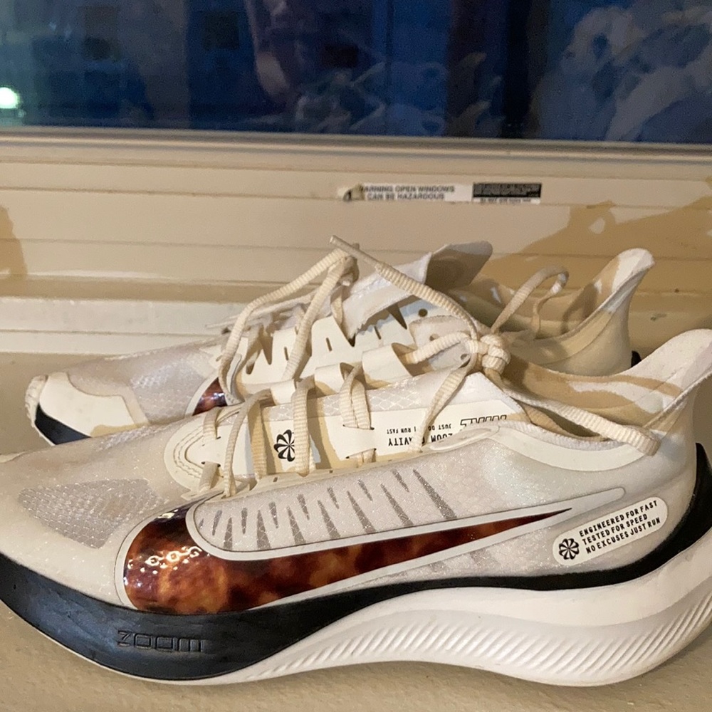 Nike Zoom Gravity Sneakers